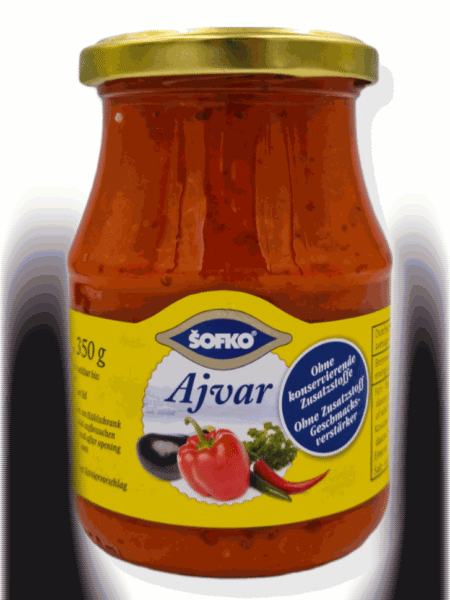 ajvar, czyli pasta z papryki i bakłażana z przyprawami, używana jako smarowidło, lub dodatek do dań, w szklanym słoiku