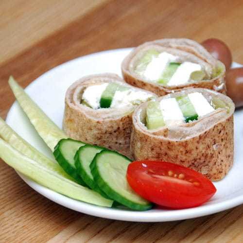 arabskie sushi, czyli ogórek i ser zawinięty w chlebek pita i pocięty na plastry w kształcie sushi