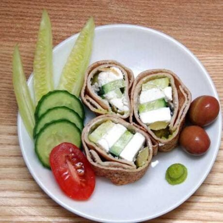 arabskie sushi, czyli ogórek i ser zawinięty w chlebek pita i pocięty na plastry w kształcie sushi