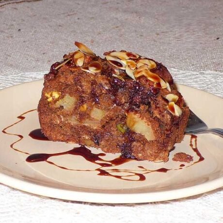 ciasto z żytniej mąki z melasą daktylową i jabłkiem, posypane migdałami