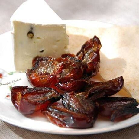 połówki daktyli usmażonych na maśle klarowanym, podane z arabskim chlebem pita i serem