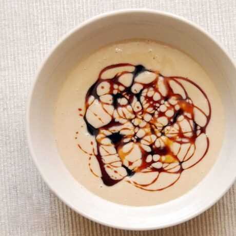 tahini polane oblane wzorkami ze słodkiej melasy