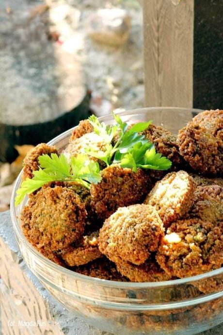 miska kotlecików z cieciorki, czyli falafel