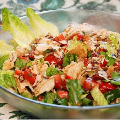 fettusz, czyli arabska sałatka ze świeżych warzyw z podpiekanym chlebem arabskim