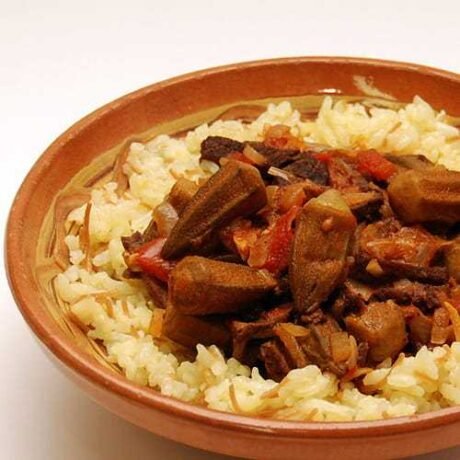 okra z pomidorami cebulą i czosnkiem podane z egipskim ryżem zmieszanym z makaronem szarije (vermicelli)