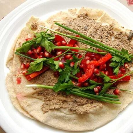 chlebek pita z pastą baba ghanoush, świeżą pietruszką, nasionkami granatu i papryką