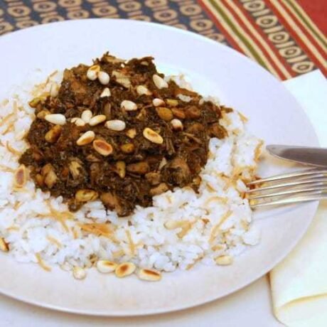 egipski ryż na sypko wymieszany z makaronem vermicelli (szarije) podany z potrawką z mloukieh i orzeszków pinii