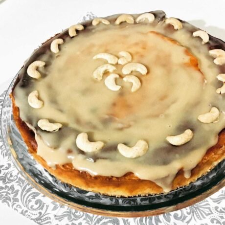 sernik chałwowy polany białą czekoladą rozpuszczoną z arabską chałwą waniliową udekorowany orzechami nerkowca
