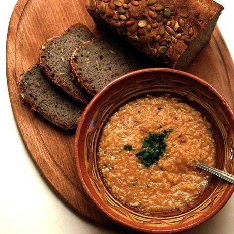 arabska rozgrzewająca zupa z czerwonej soczewicy w glinianej miseczce