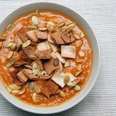 zupa z dyni z soczewicą i arabskimi grzankami